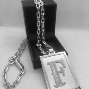 Pingente placa com Letra em prata 950.