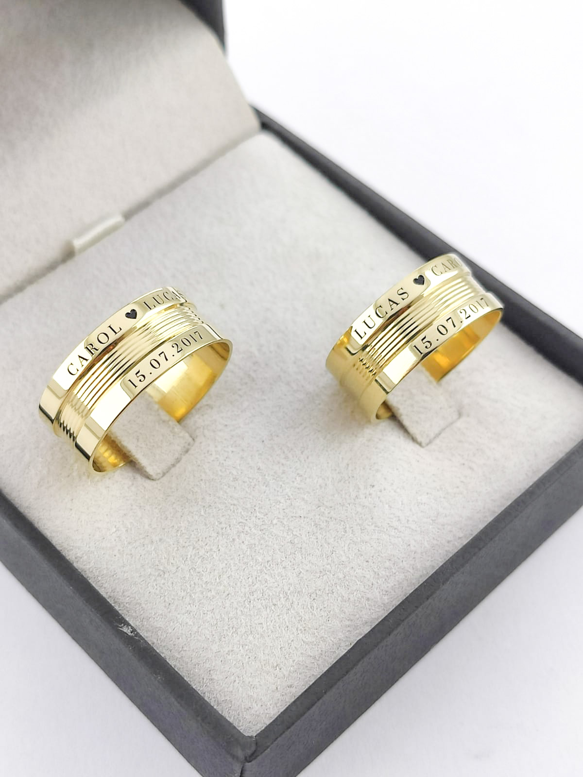 Par de Alianças Reta detalhada com nome do casal 8mm AL118 - Imagem 2