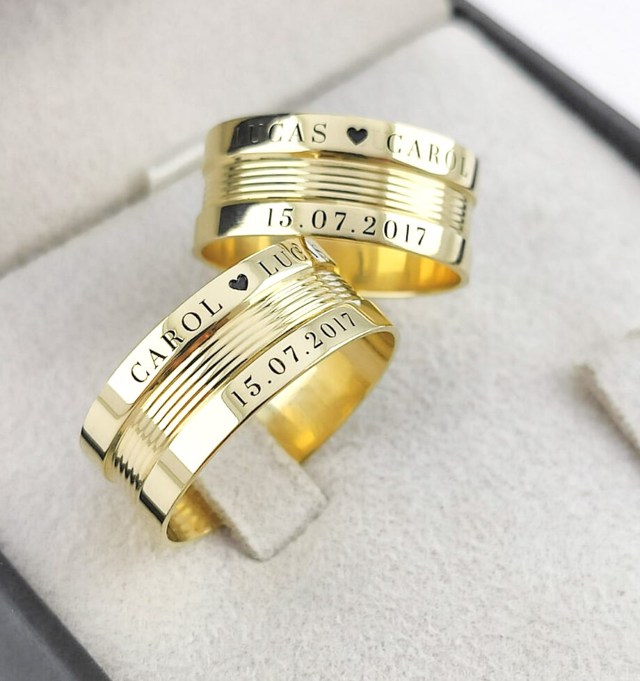 Par de Alianças Reta detalhada com nome do casal 8mm AL118