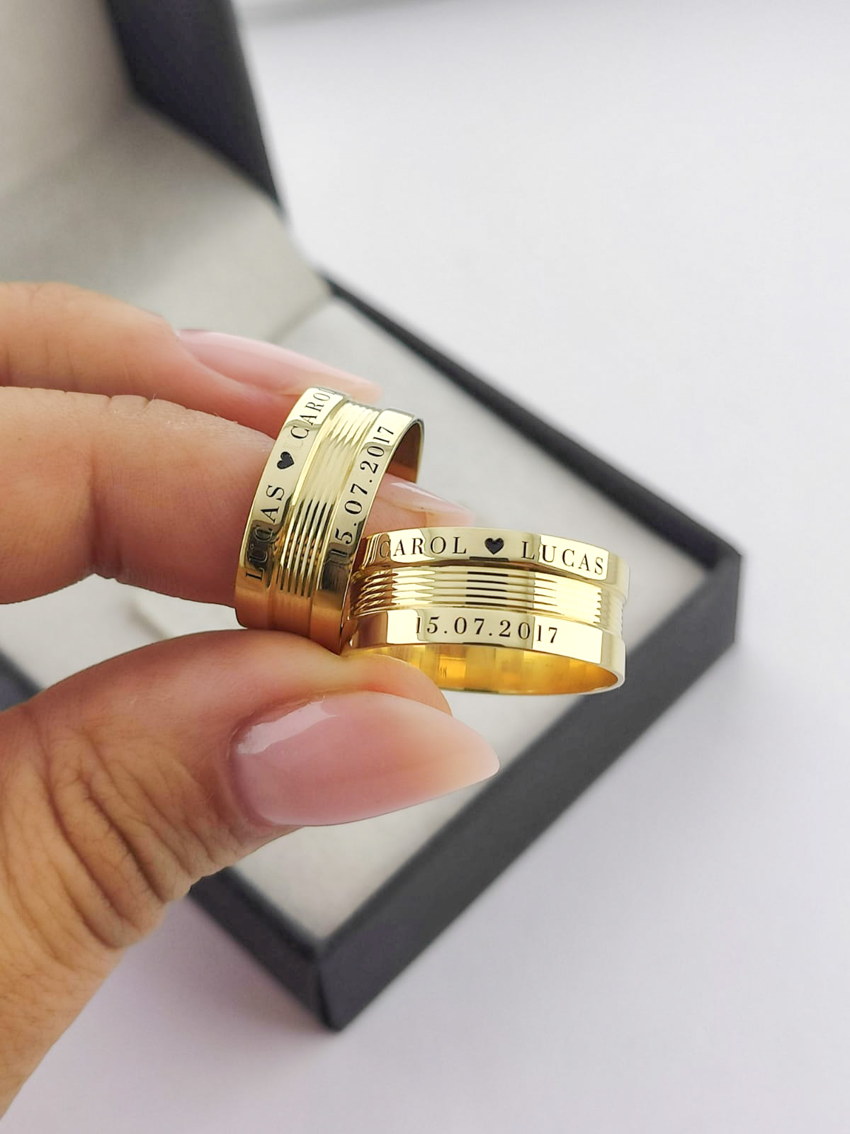 Par de Alianças Reta detalhada com nome do casal 8mm AL118 - Imagem 3