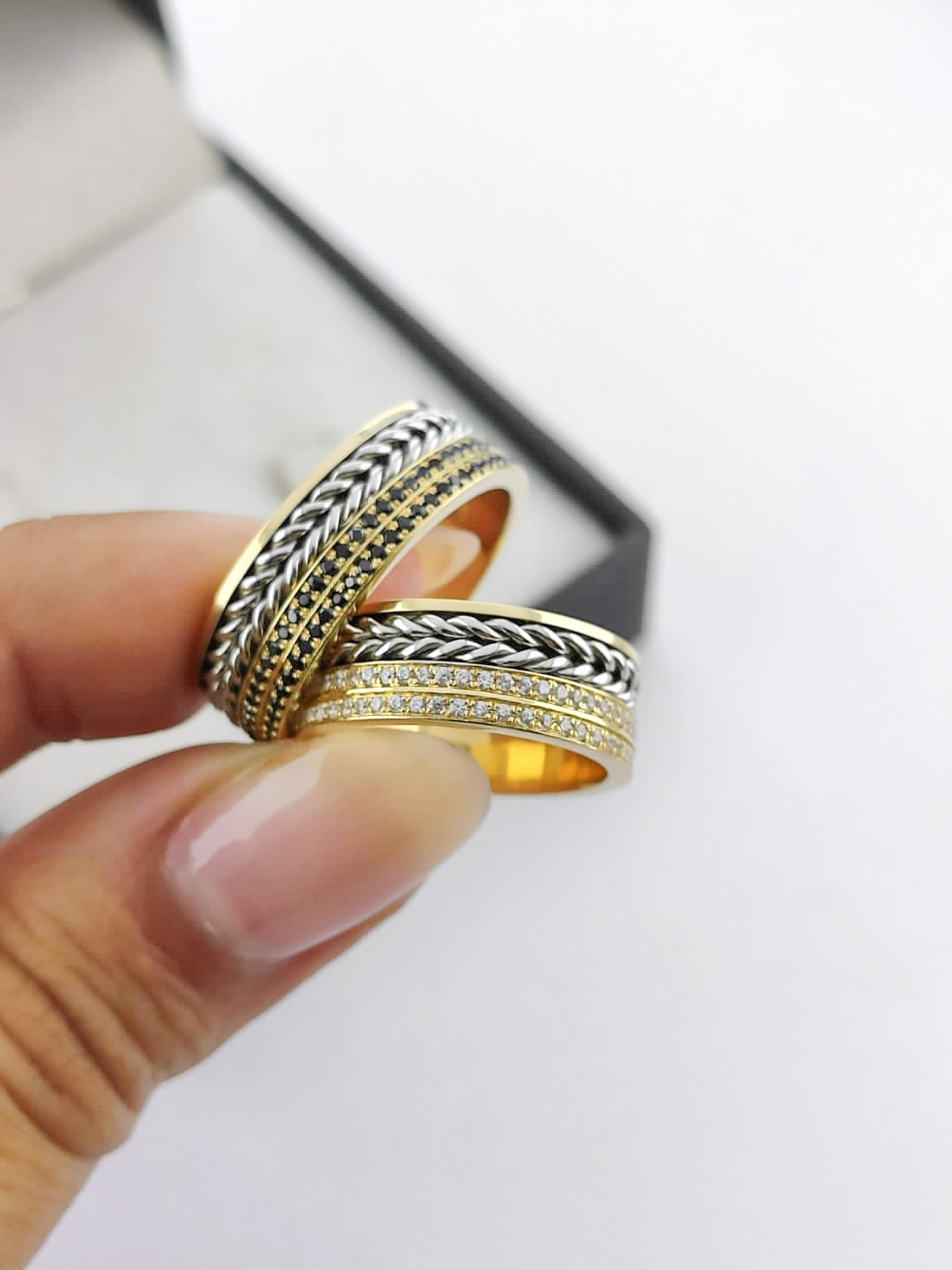 Par de Alianças com tranças em Ouro Branco e pedras 7mm AL159 - Imagem 3