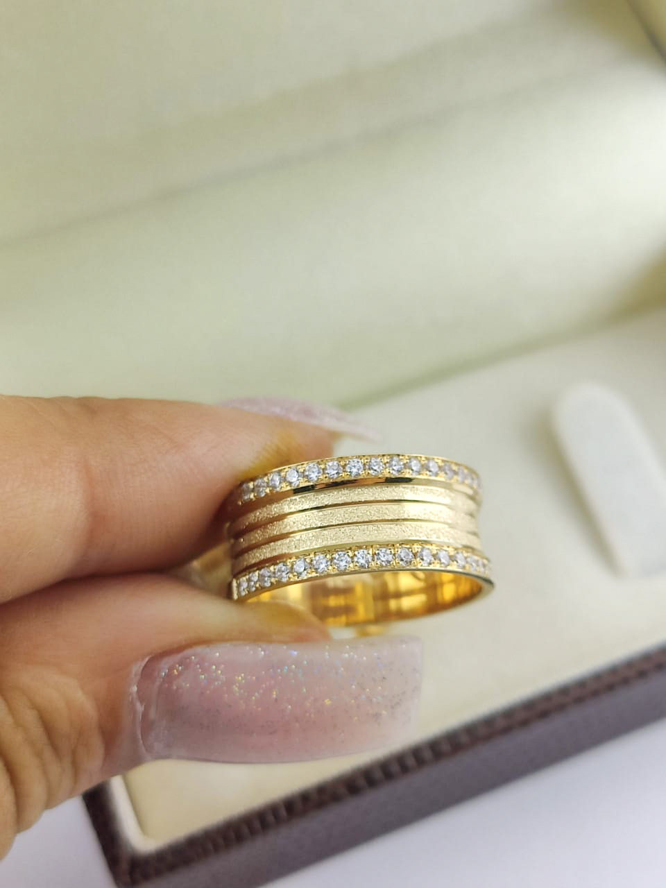 Par de Alianças Reta com detalhes fosco e pedras 8mm AL117 - Imagem 2