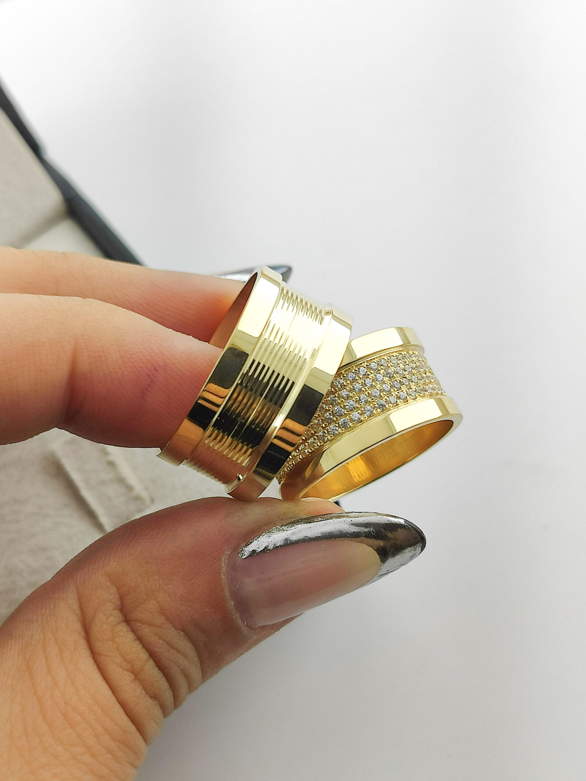 Par de Alianças Reta detalhada com pedras 10mm AL128 - Imagem 2