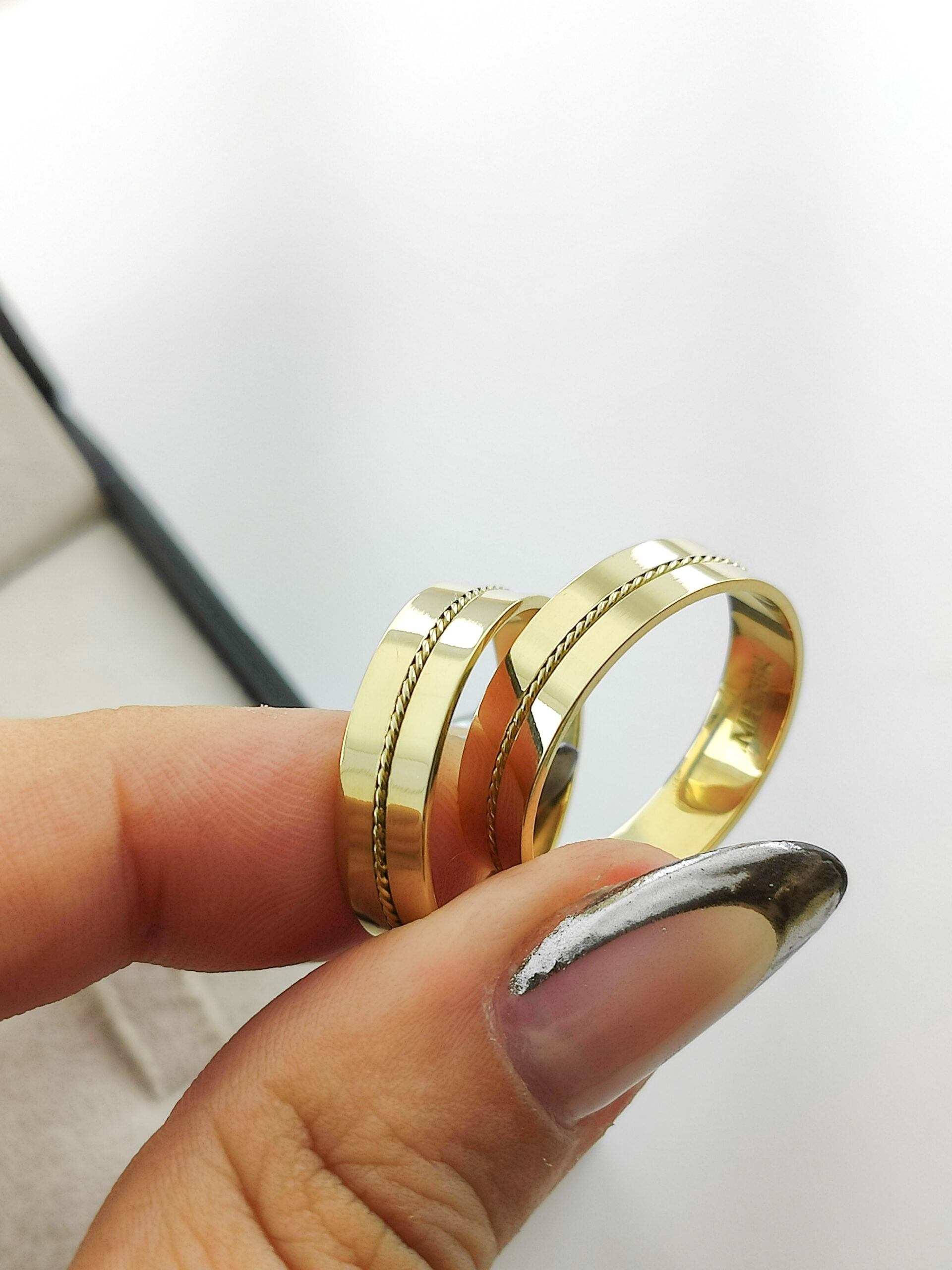 Par de Alianças com detalhe torcido 5mm AL139 - Imagem 2