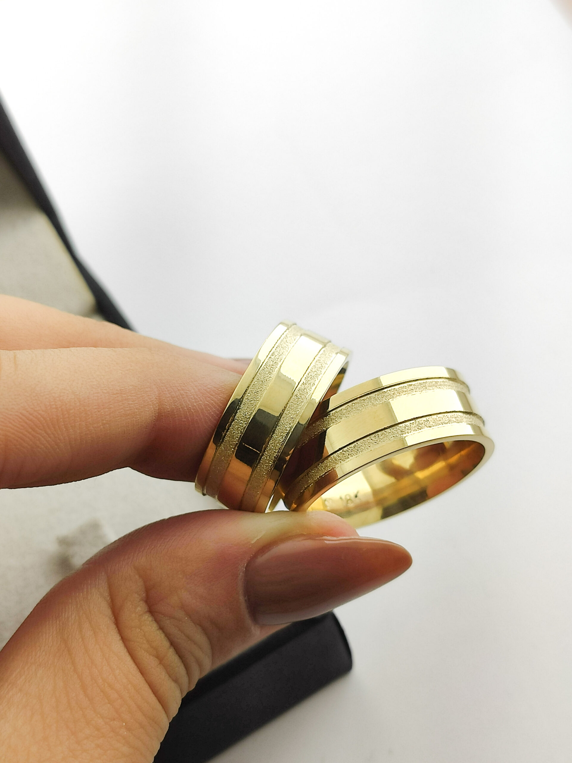 Par de Alianças Reta com canal Semi Anatômica 8mm AL123 - Imagem 2