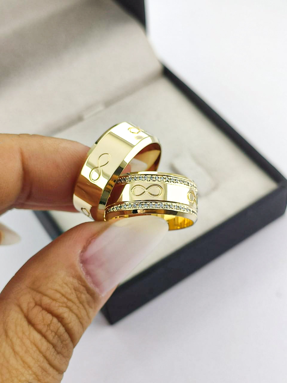 Par de Alianças Reta chanfrada com pedras e infinito 8mm AL164 - Imagem 2