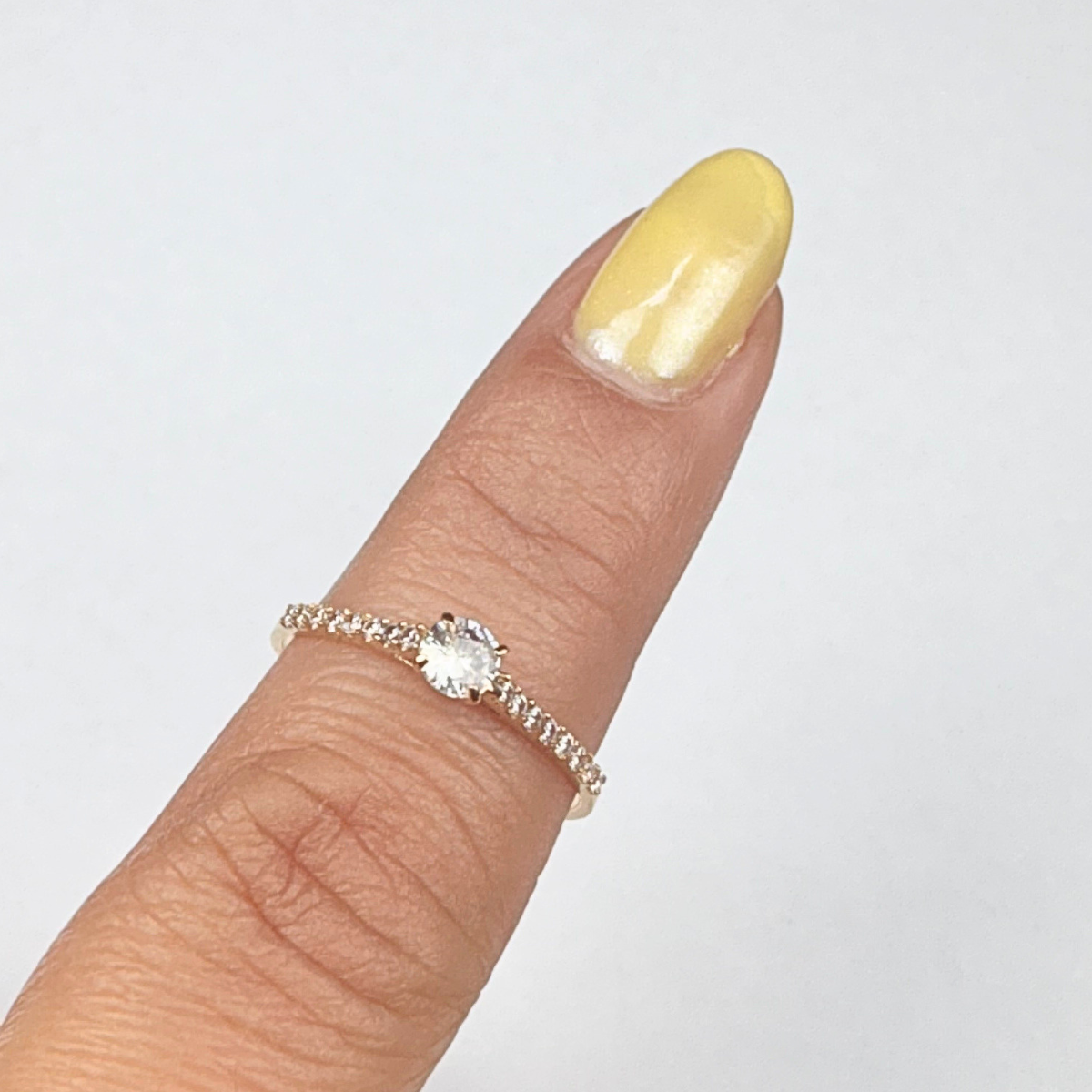 Anel Solitario com pedras de zirconias nas laterais Ouro 18k AN006 - Imagem 2