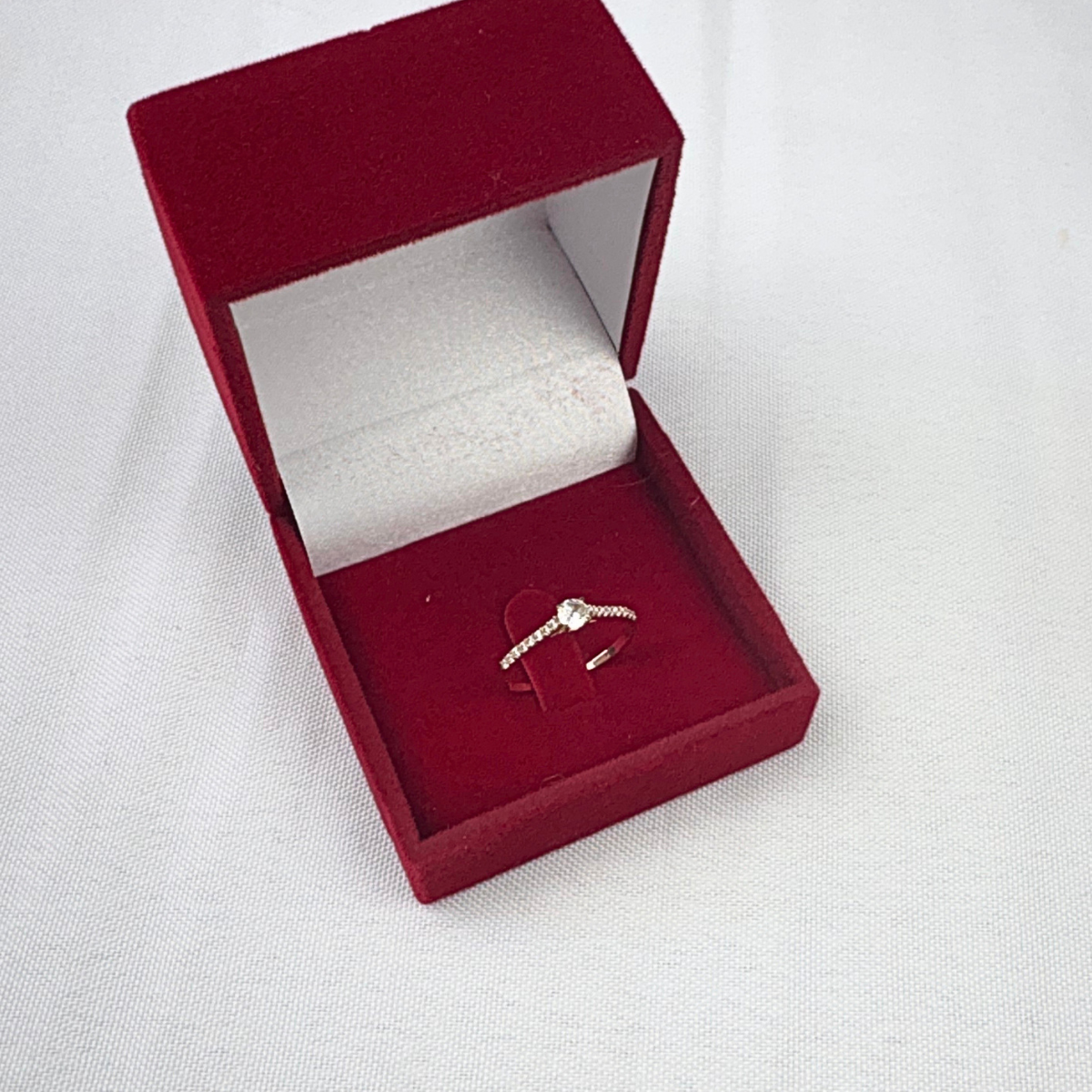 Anel Solitario com pedras de zirconias nas laterais Ouro 18k AN006 - Imagem 4