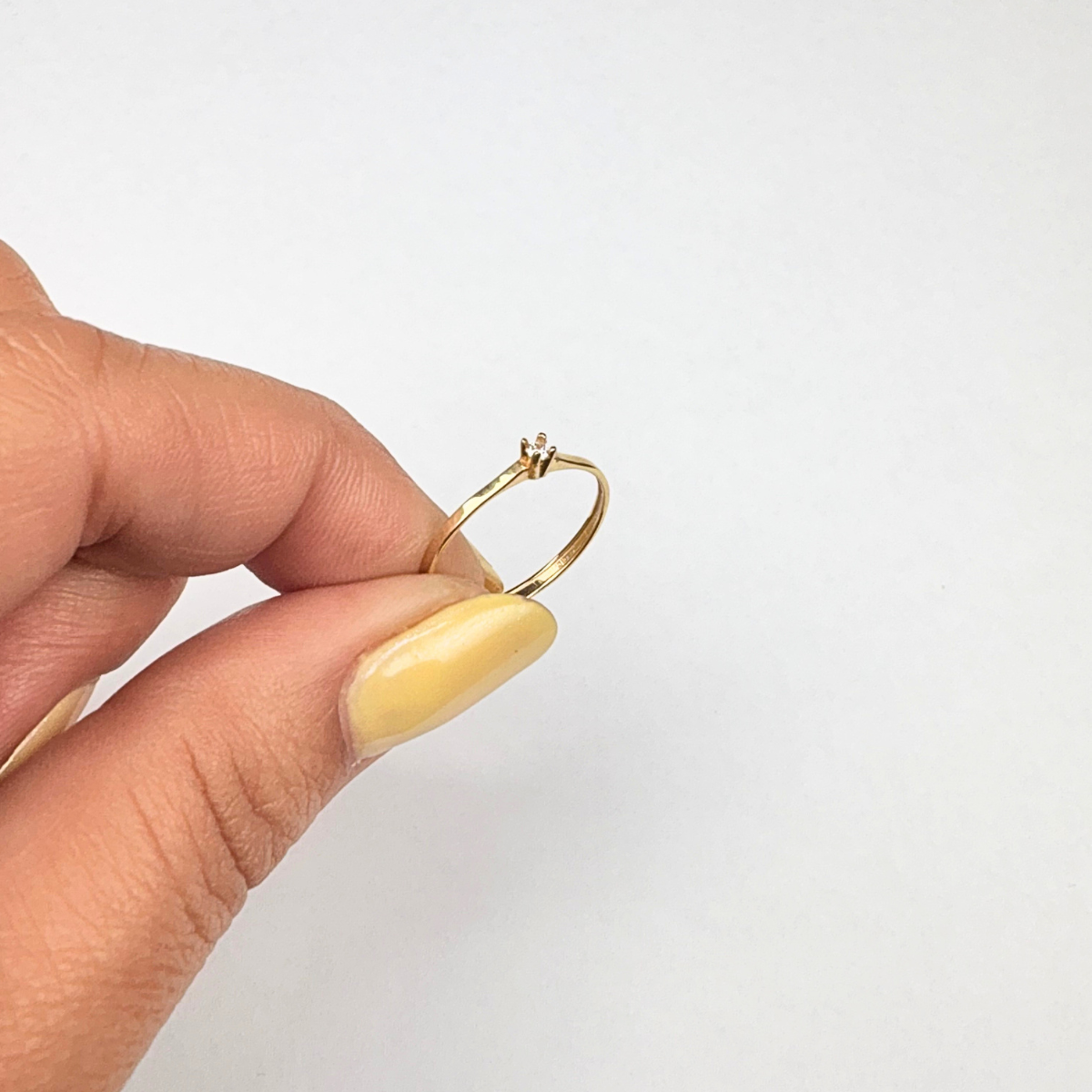 Anel Solitario rebaixado aro reto delicado Ouro 18k AN007 - Imagem 3