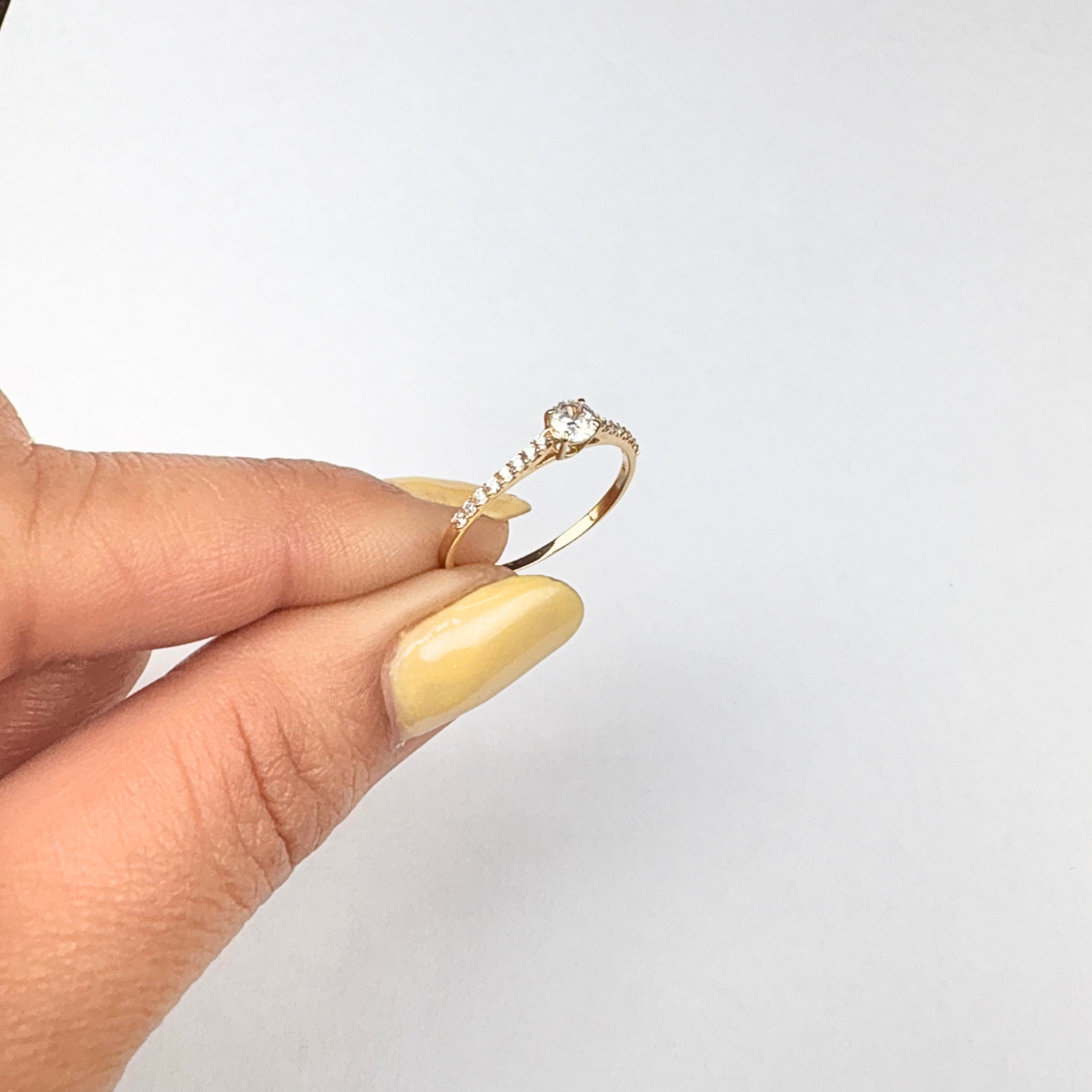 Anel Solitario com pedras de zirconias nas laterais Ouro 18k AN006 - Imagem 3